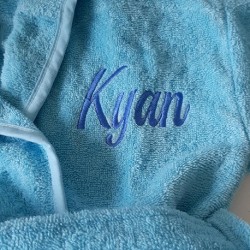 kraamcadeau met naam geborduurd een baby badjas met naam op borst